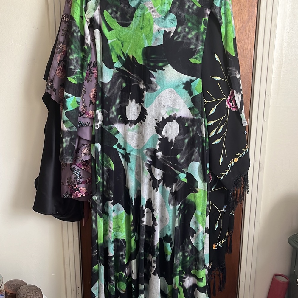 💚🩵🤍2/$40🤍🩵💚Floral Patterned long sleeve Maxi Dress